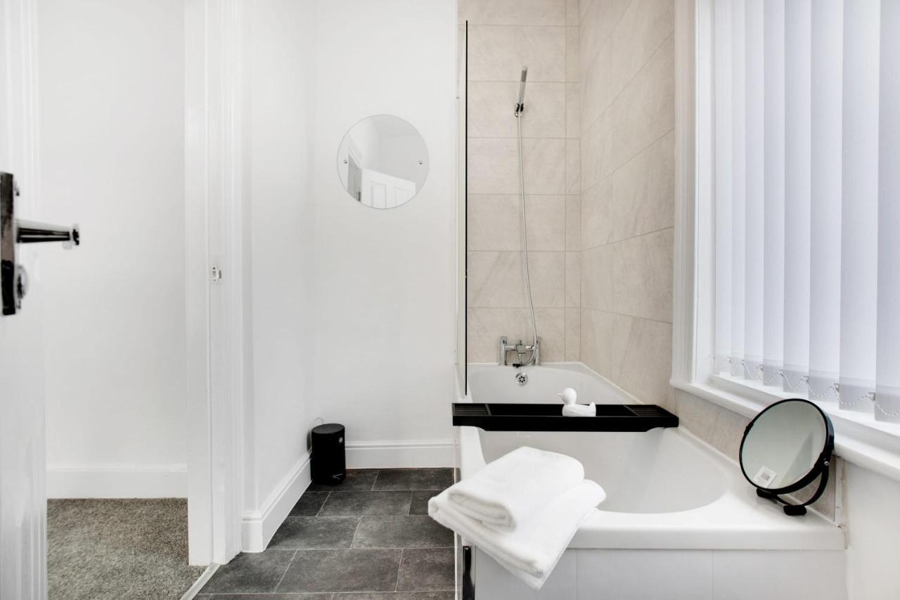 Stunning 4-Bedroom, 2 Bathrooms In Sunderland ซันเดอร์แลนด์ ภายนอก รูปภาพ